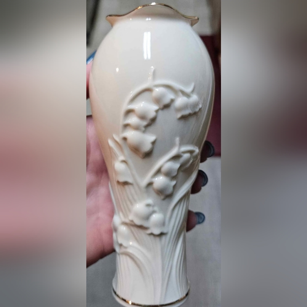 Classic Ivory Lenox  Bluebell Flower Bud Vase
